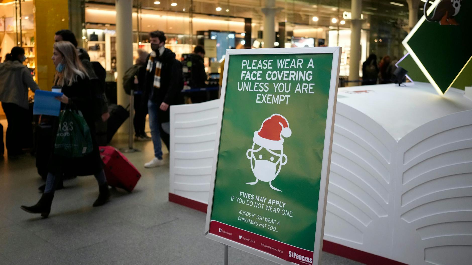 Hinweis auf die geltende Maskenpflicht am internationalen Bahnhof St. Pancras. 