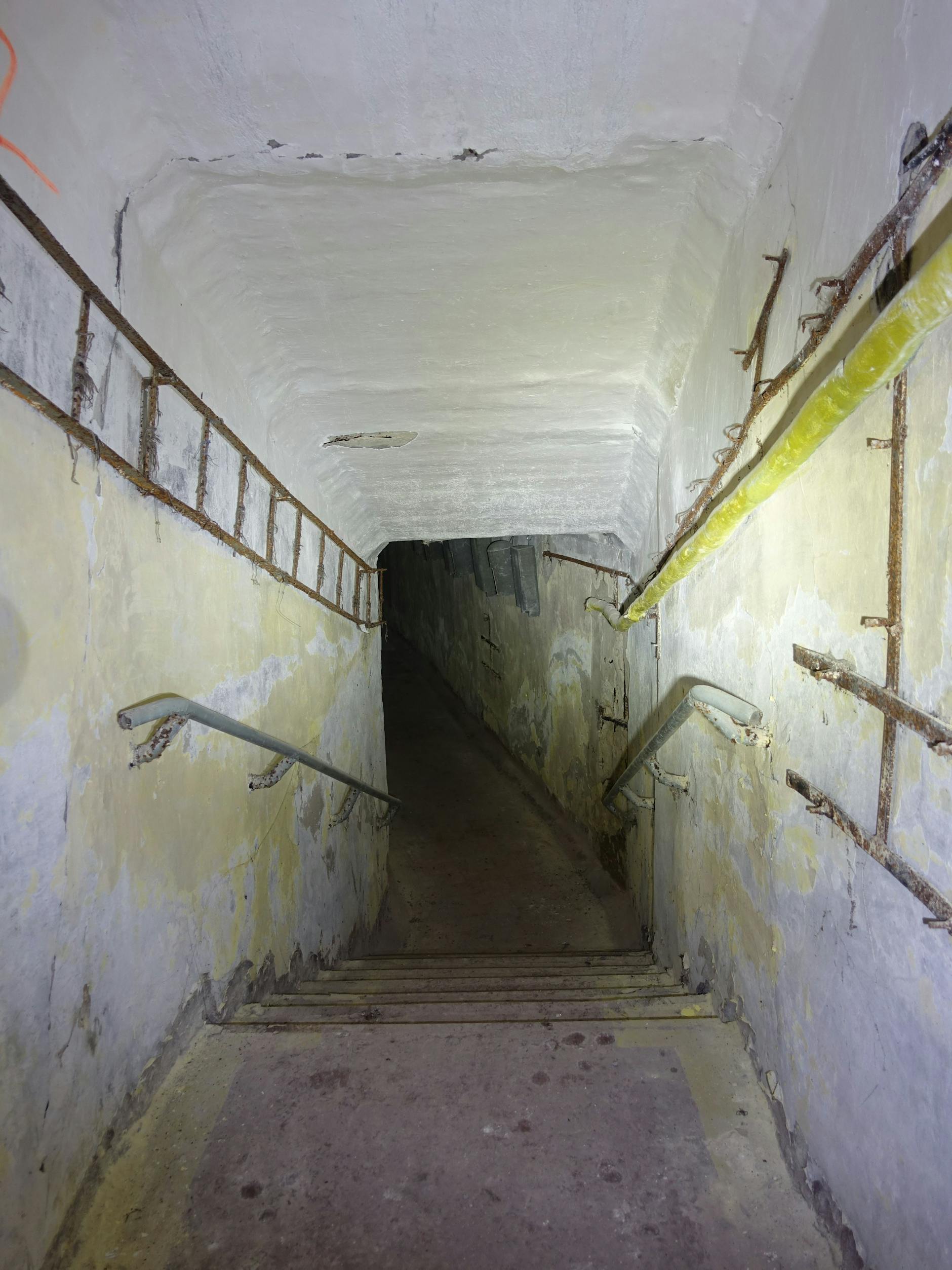 Der geheime Treppenzugang für Stabsoffiziere. Dieser Bunker war eine Kommandozentrale des Oberkommandos der Sowjetischen Truppen in der DDR.