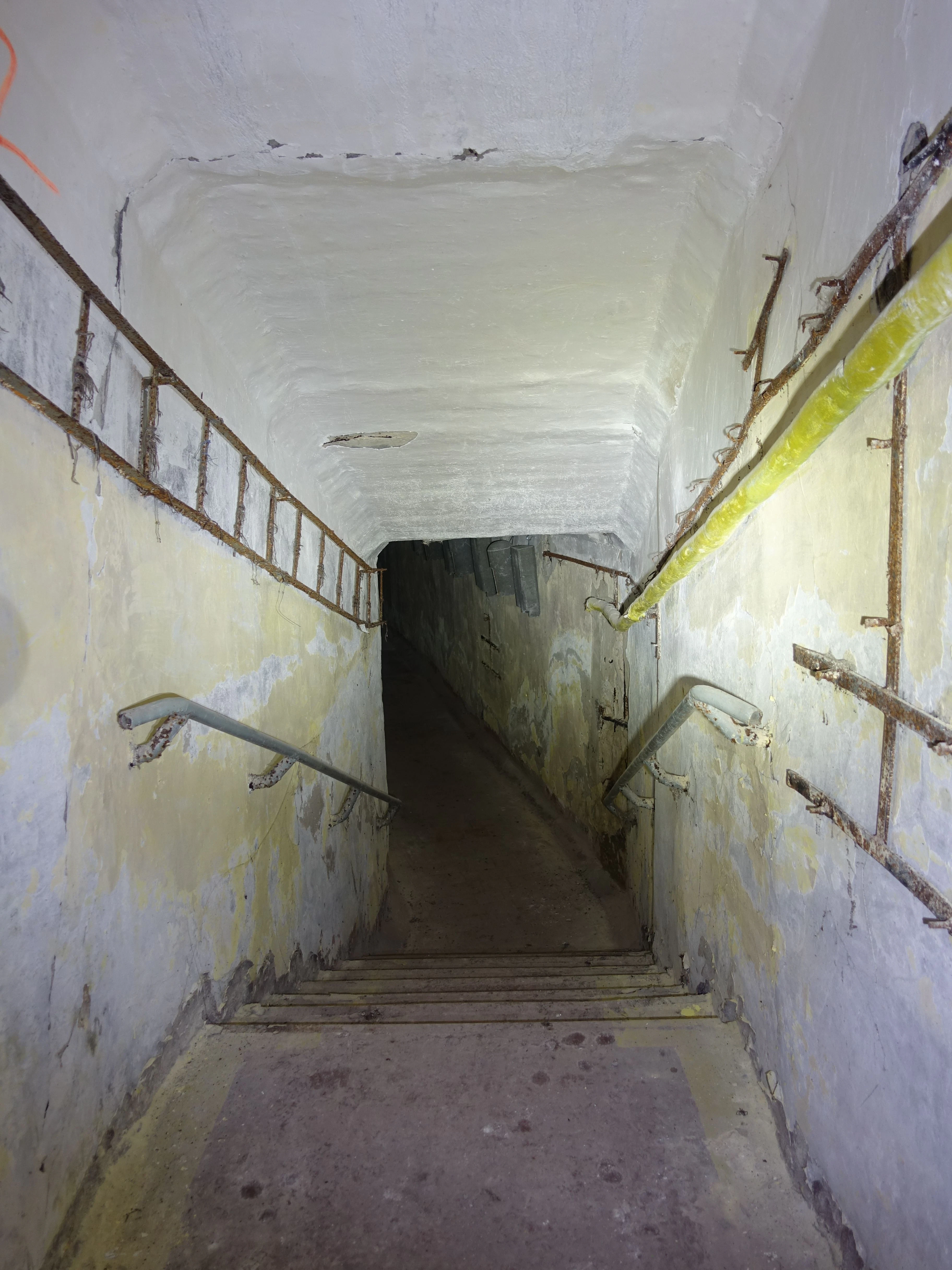 Der geheime Treppenzugang für Stabsoffiziere. Dieser Bunker war eine Kommandozentrale des Oberkommandos der Sowjetischen Truppen in der DDR.