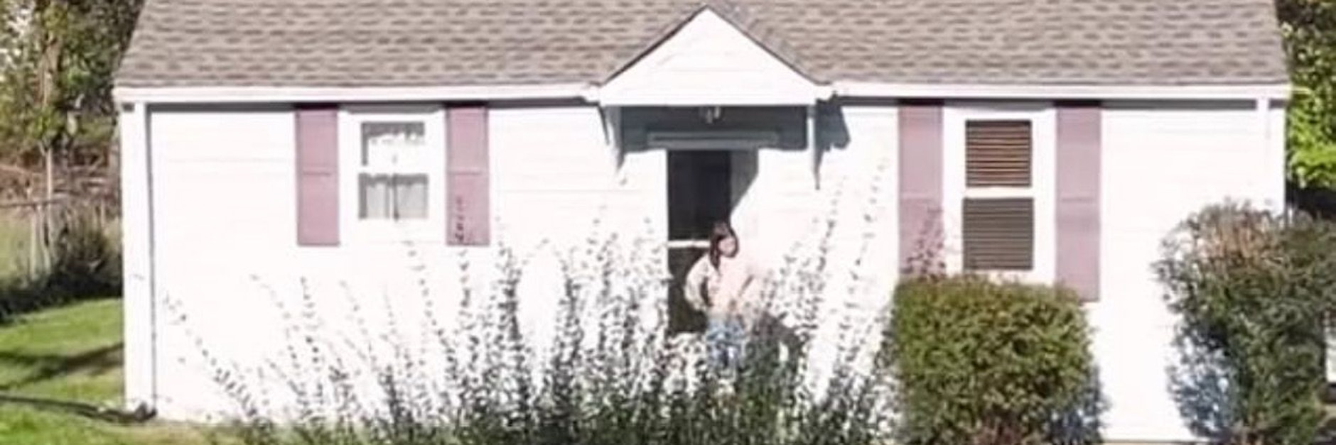 Demi Skipper&nbsp; vor ihrem Haus in Tennessee