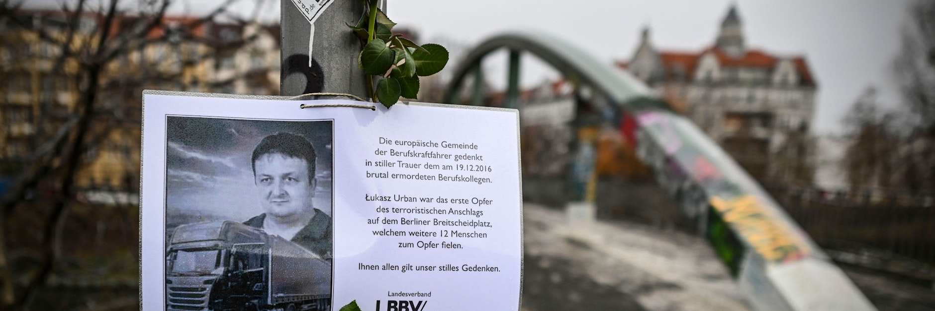 Ein Foto des ermordeten Lkw-Fahrers Lukasz Urban wurde an einem Laternenpfahl befestigt.
