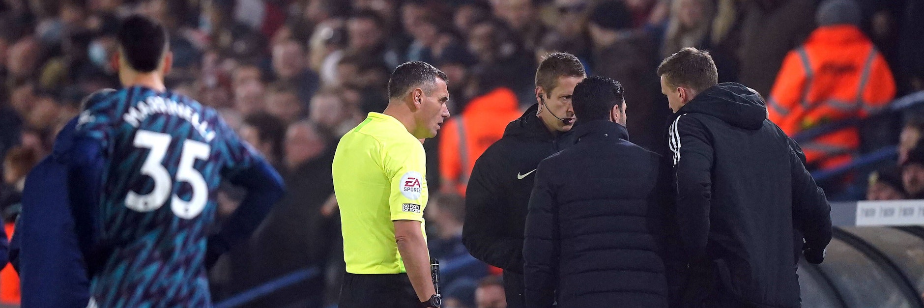 Schiedsrichter Andre Marriner unterbrach nach der rassistischen Beleidigung das Spiel, sprach mit Arsenal-Trainer Mikel Arteta.