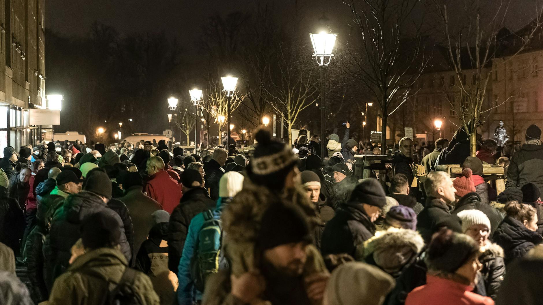 Obwohl die Inzidenz in Cottbus bereits erschreckend hoch ist, gingen zahlreiche Menschen auf die Straße, um gegen die Maßnahmen zu protestieren – Maske trugen die meisten nicht.