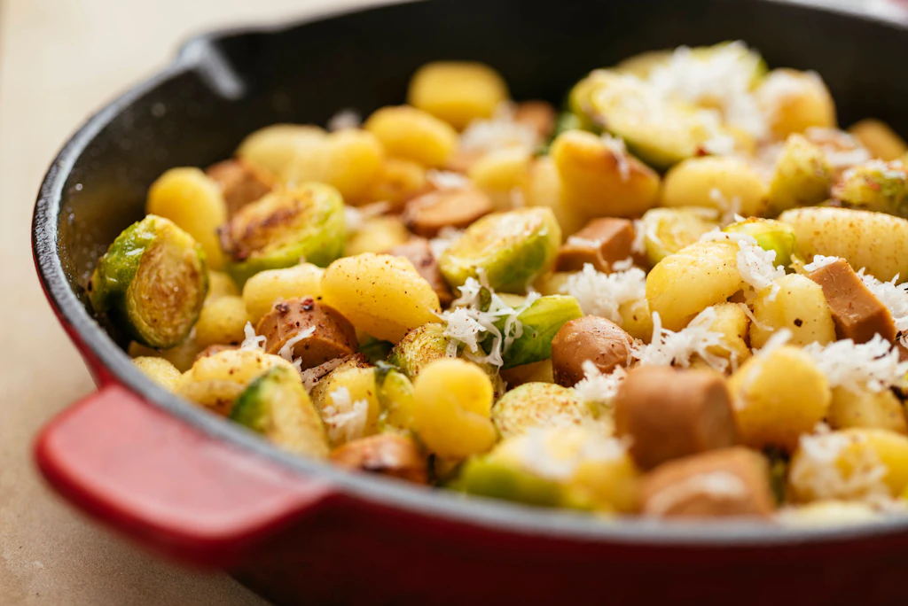 Rosenkohl mit Gnocchi: Dieses schnelle und leckere Pfannen-Rezept ist in 20 Minuten fertig!