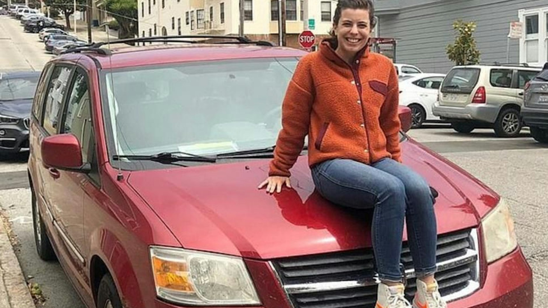 Demi Skipper mit ihrem 15. Tauschobjekt, einem Dodge Caravan.