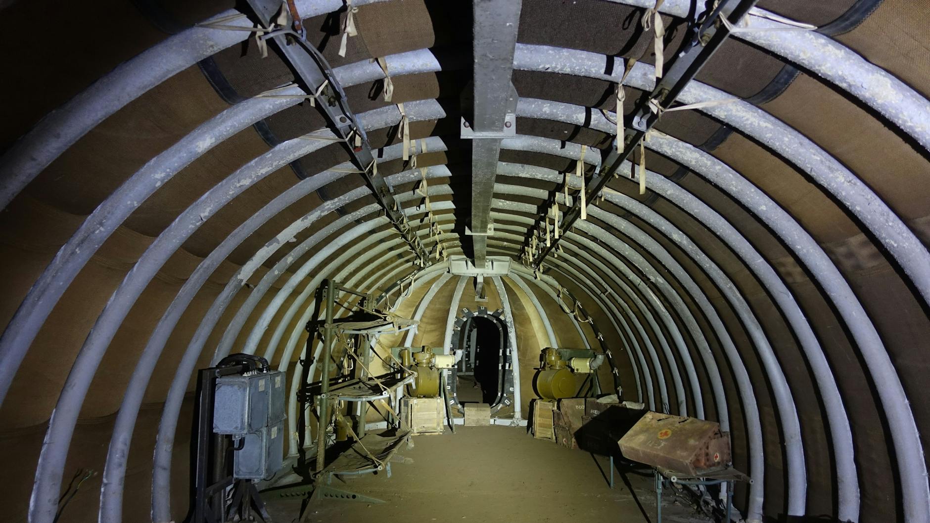 Auf einem ehemaligen Übungsgelände der NVA in der Nähe vom Scharmützelsee befindet sich ein geheimnisvoller Bunker, der eher wie ein mit Erde zugeschüttetes Riesenzelt wirkt. Ein Feldlazarett der NVA, die hier Sanitäter und Ärzte für die Versorgung von Verwundeten trainierte. Über ein Leichtmetallgerippe wurde eine dicke Gewebeplane gespannt und mit Erde bedeckt.