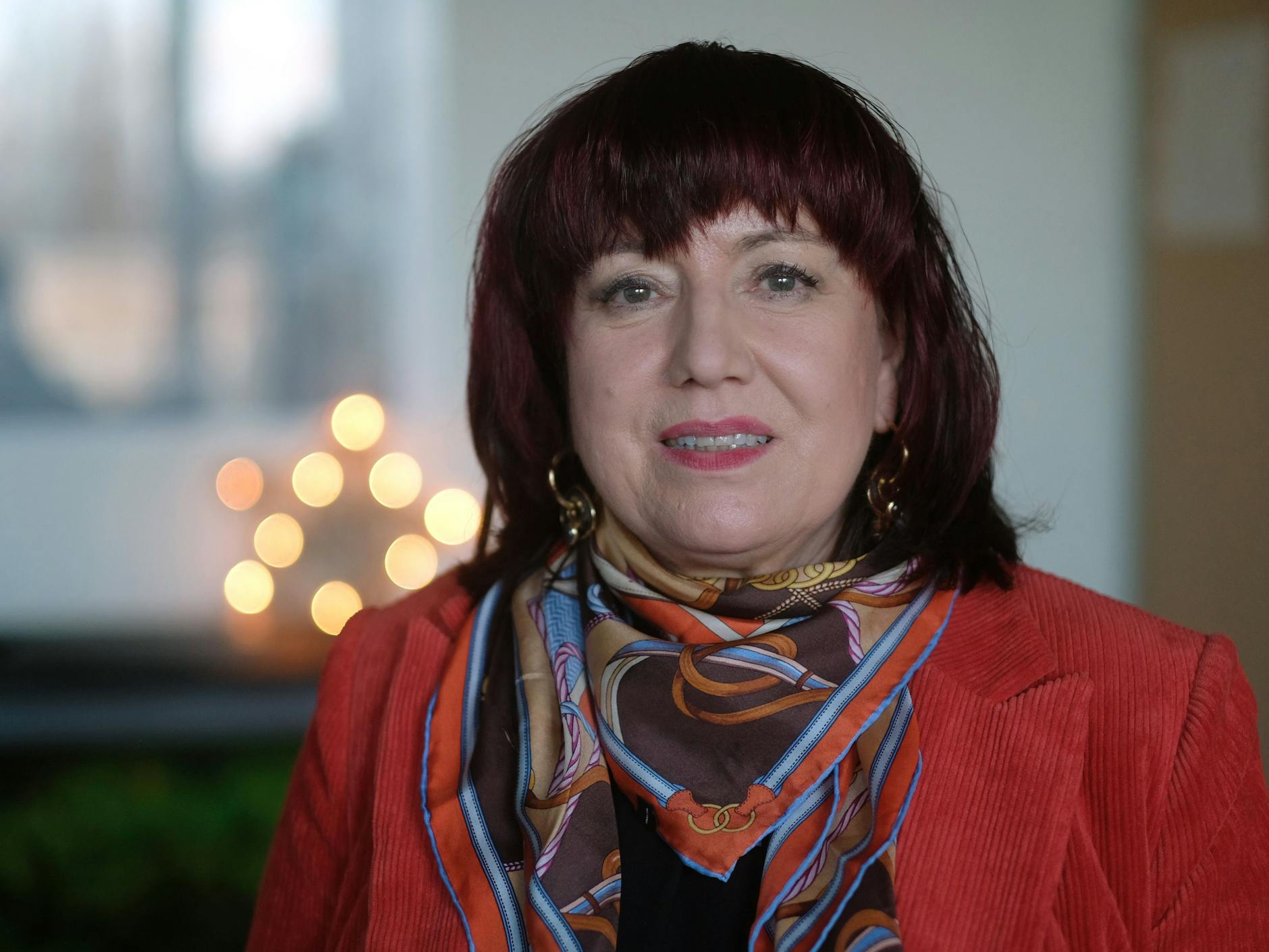 Die neue Bildungssenatorin Astrid-Sabine Busse leitete dreißig Jahr lang die Grundschule in der Köllnischen Heide. Dieses Foto zeigt sie am Tag ihres Abschieds in ihrem Schulleiterinnenbüro. 