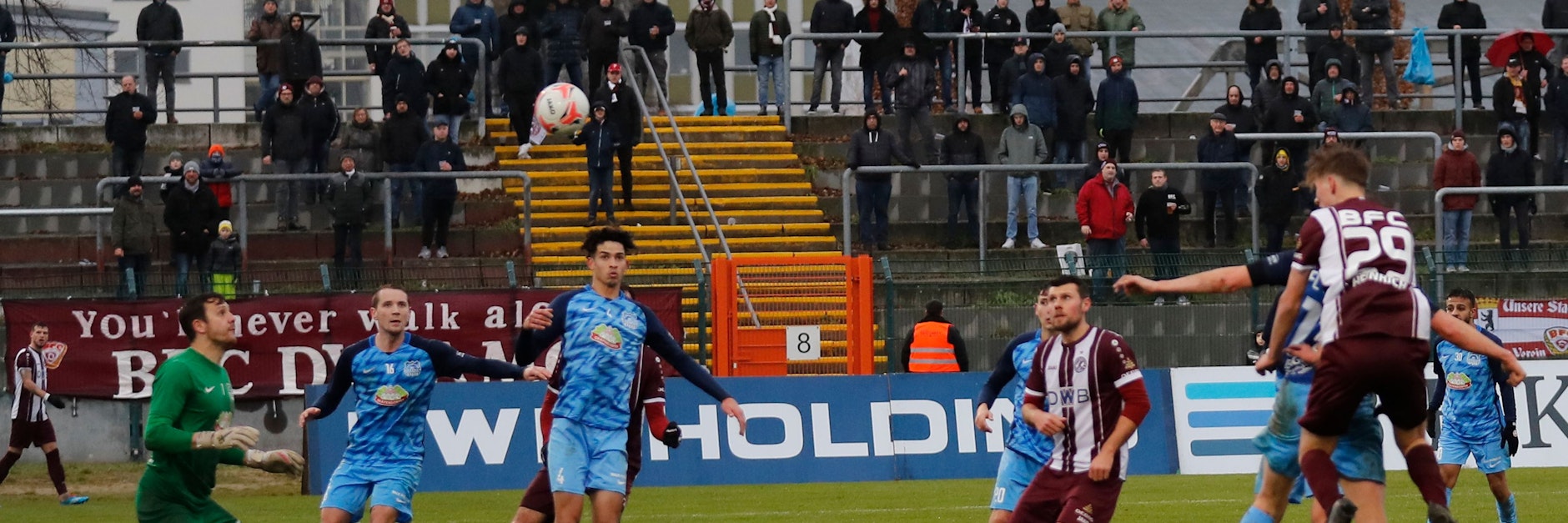 Kopfball ins Glück: Luca-René Heinrich&nbsp; (Nr. 29) steht in der Luft und schädelt den Ball zum 6:0 für den BFC Dynamo gegen Eilenburg in die Maschen.