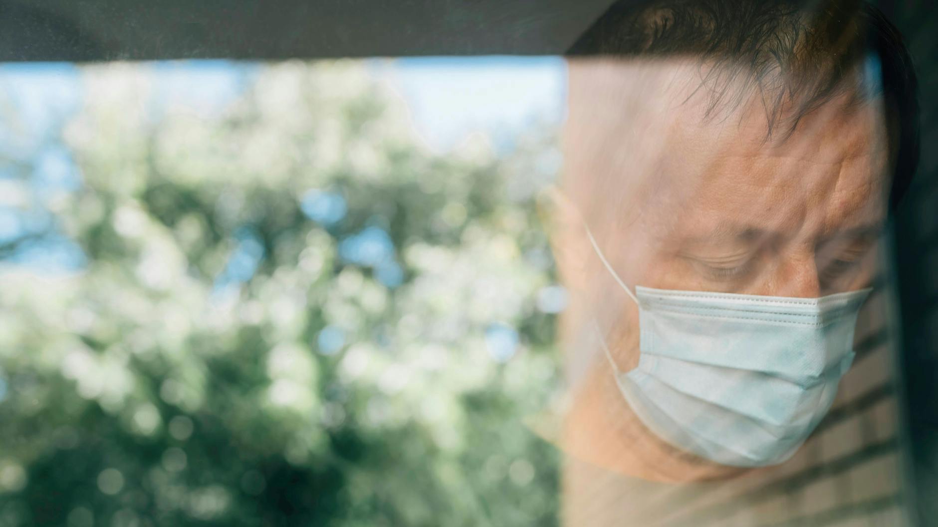 Laut dem RKI wird bei einer Infektion mit Omikron am häufigsten von Schnupfen, Husten und Halsschmerzen berichtet – in Südafrika werden heftige Schweißausbrüche in der Nacht beobachtet.