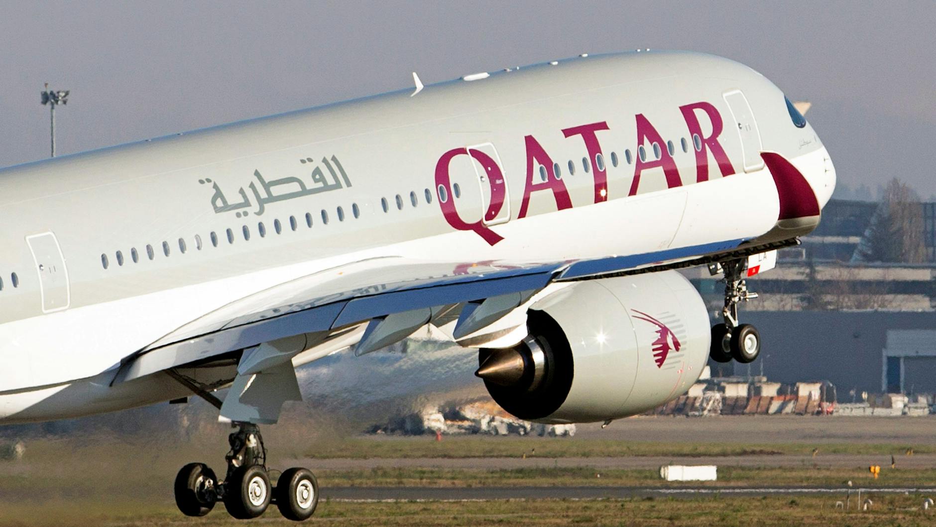Ein neuer Airbus A350 XWB startet zu seiner Übergabe an Qatar Airways (Archivbild).