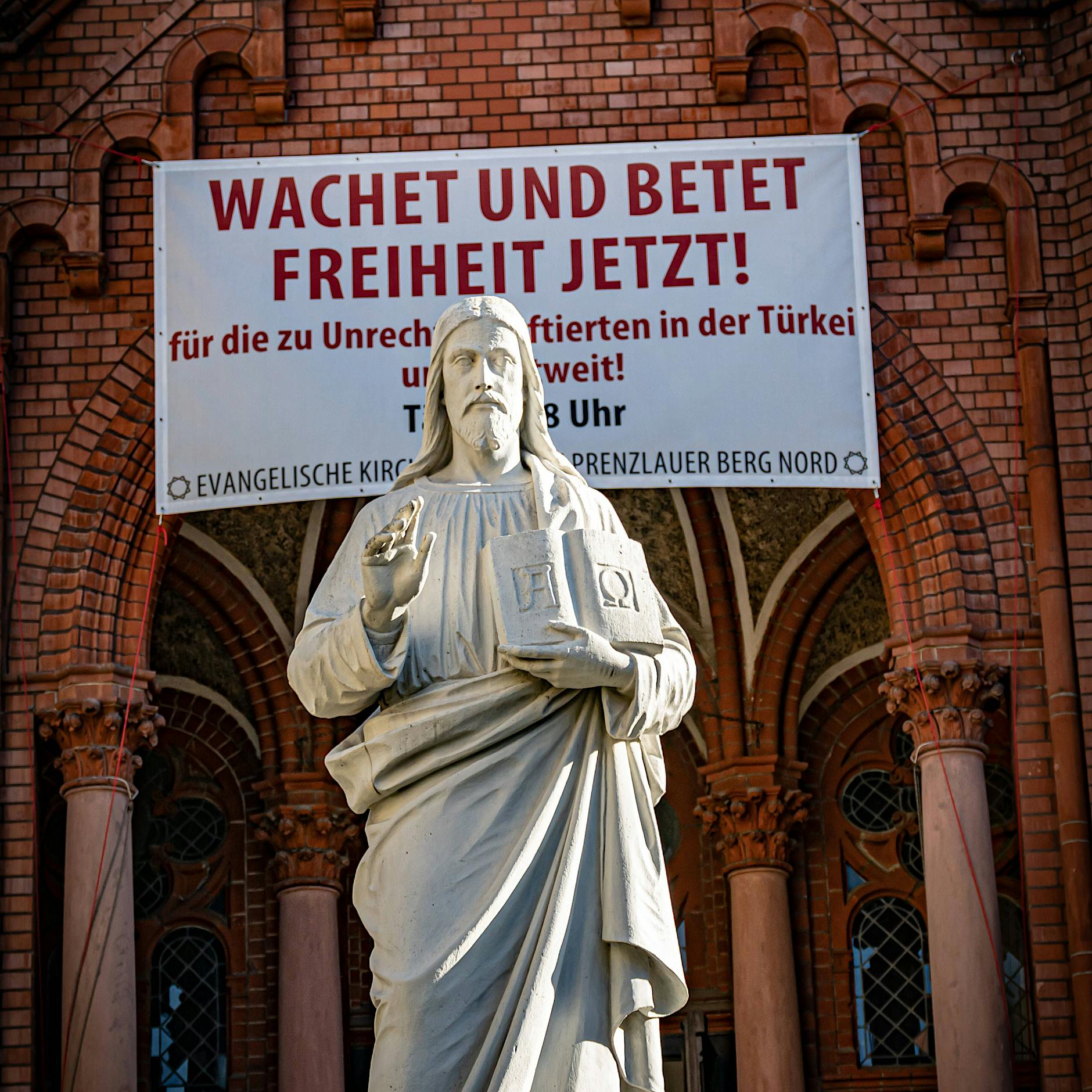 Demo gegen Corona-Proteste vor der Gethsemanekirche