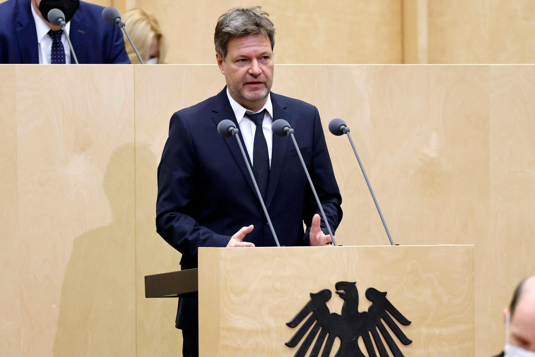 Wirtschaftsminister Robert Habeck (Grüne) geht davon aus, dass bis zu 100.000 Unternehmen Anträge für Hilfsgelder stellen könnten. 