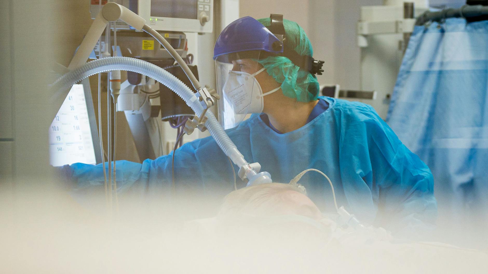 Wenn die Infektionszahlen nach oben gehen, droht den Krankenhäusern der Kollaps, befürchtet der DKG-Chef. Die Stationen könnten überfüllt sein, während es an medizinischem Personal mangelt (Symbolbild).