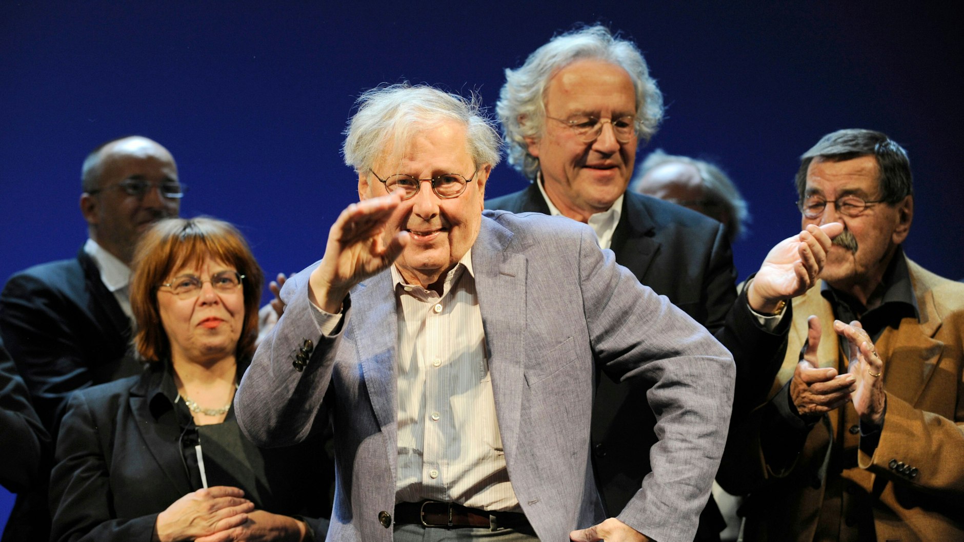 Klaus Wagenbach in der Mitte: Das Bild entstand bei einer Feier zu seinem 80. Geburtstag im Berliner Ensemble.