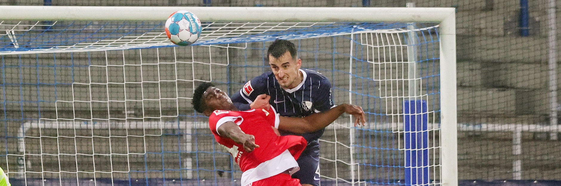 Unions Taiwo Awoniyi - hier im Luftkampf mit Bochums Erhan Masovic - musste zuletzt einiges aushalten.&nbsp;