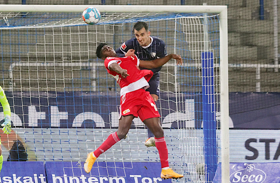 Unions Taiwo Awoniyi - hier im Luftkampf mit Bochums Erhan Masovic - musste zuletzt einiges aushalten.&nbsp;