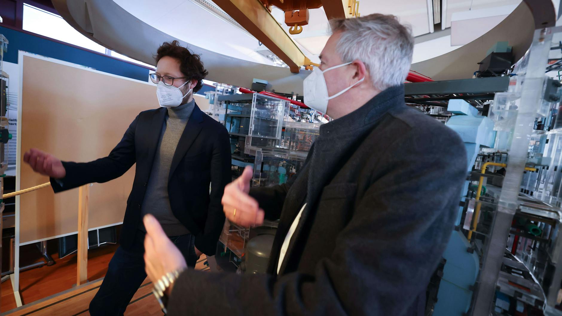 Jan Philipp Albrecht (Grüne) Energieminister von Schleswig-Holstein, lässt sich von Preussen-Elektra-Chef Guido Knott erklären, wie das Atomkraftwerk Brokdorf abgeschaltet wird.