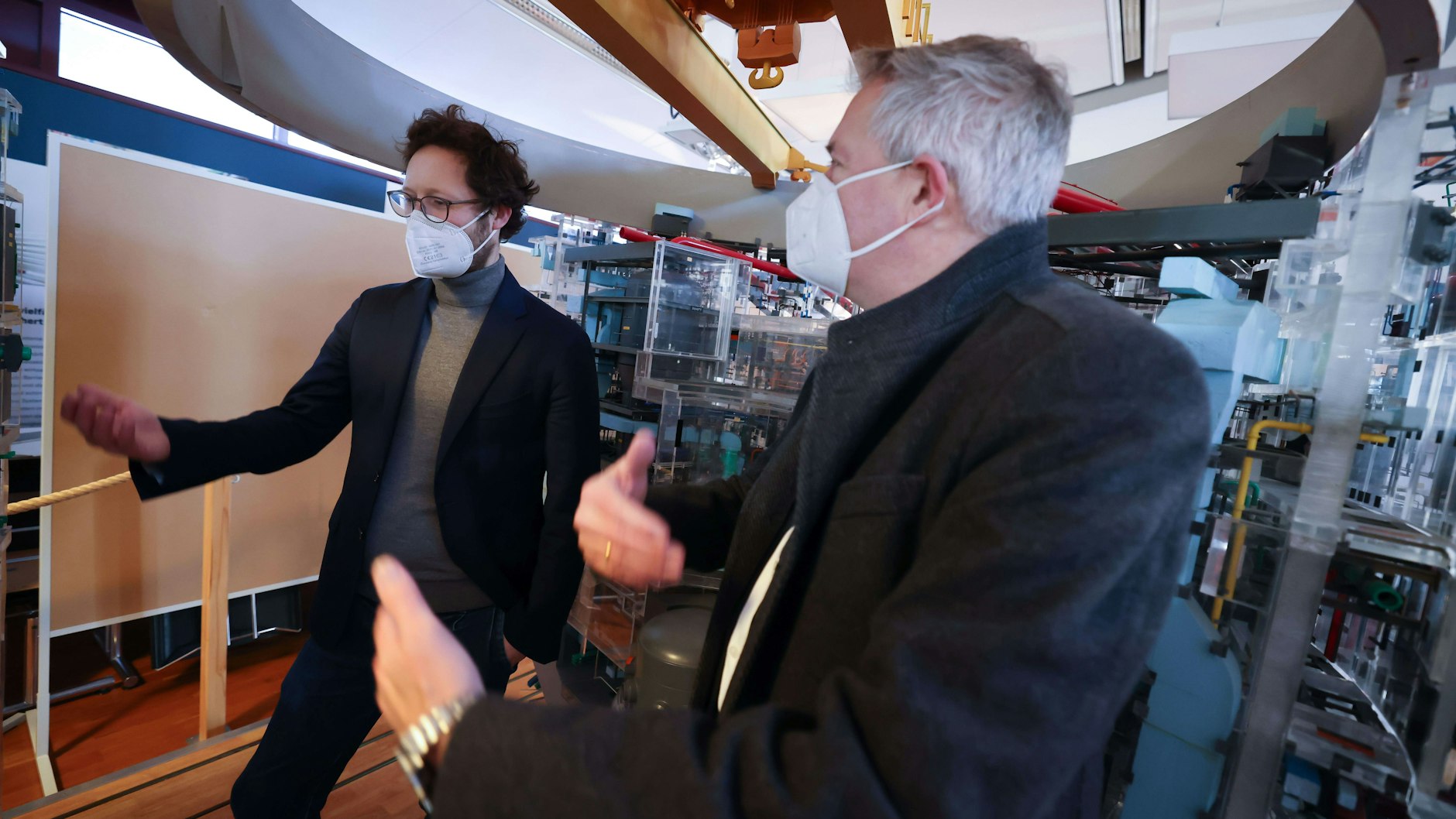 Jan Philipp Albrecht (Grüne) Energieminister von Schleswig-Holstein, lässt sich von Preussen-Elektra-Chef Guido Knott erklären, wie das Atomkraftwerk Brokdorf abgeschaltet wird.