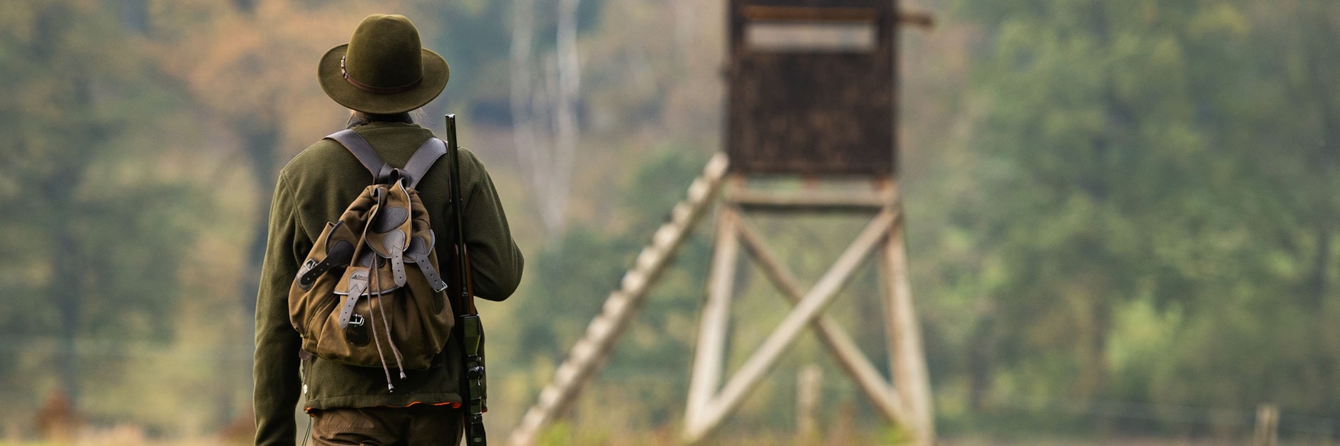Eine Jägerin auf dem Weg zu einem Hochsitz.