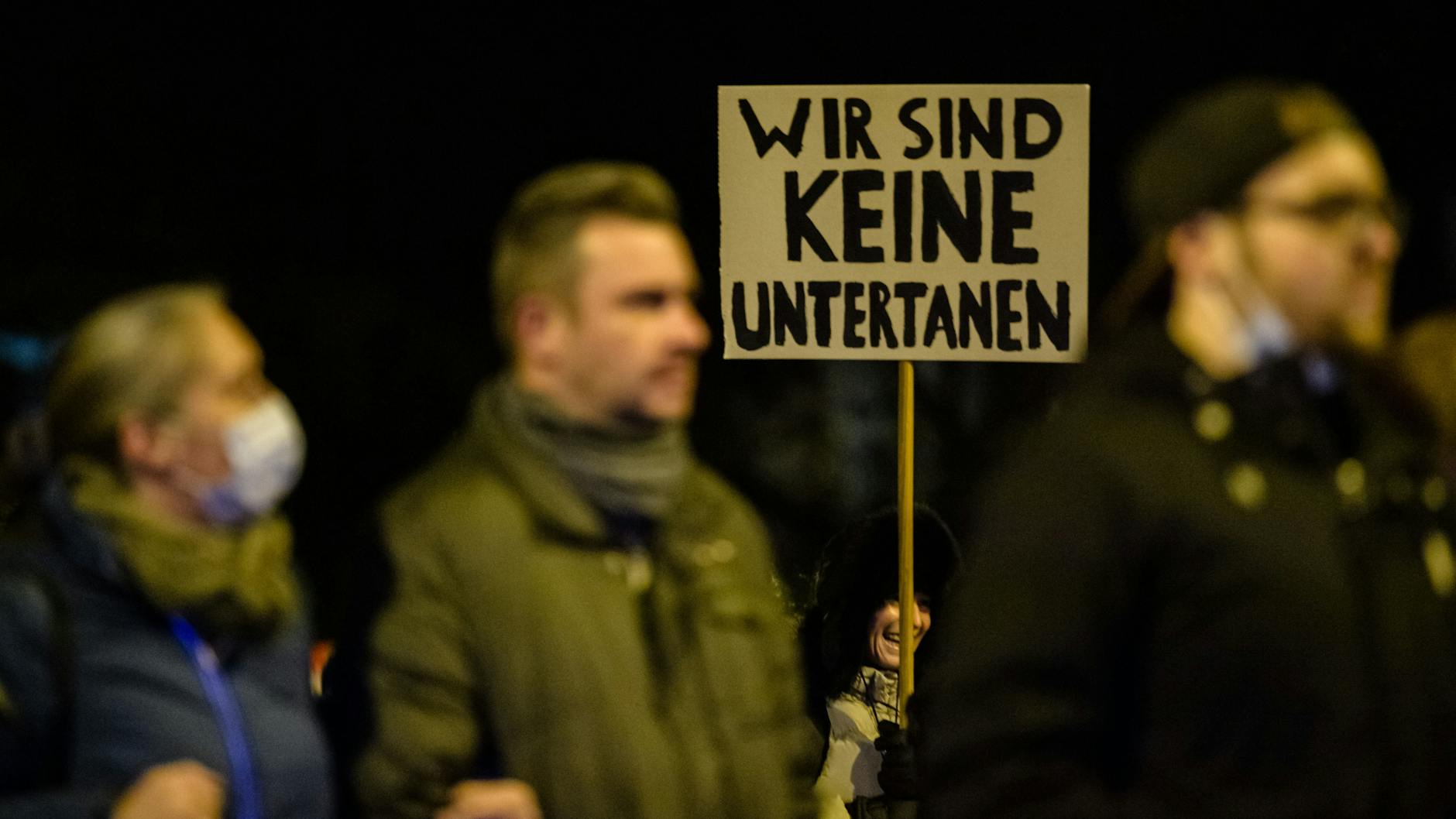 Auch in Halle protestierten Menschen gegen die Corona-Politik. 