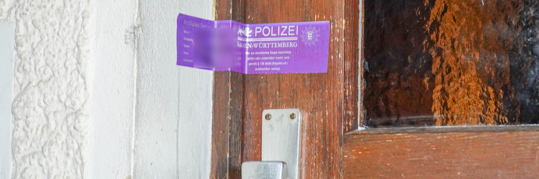 Baden-Baden: Ein Polizeisiegel klebt an der Tür eines Wohnhauses in dem ein totes Mädchen nach einem Brand gefunden wurde.&nbsp;