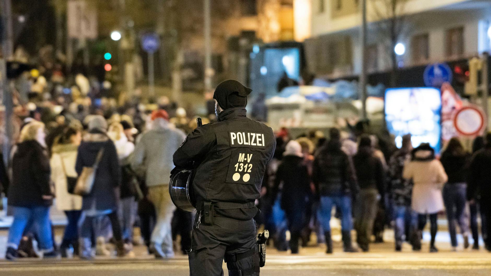 In Rostock protestierten 10.000 Menschen gegen die Corona-Maßnahmen.