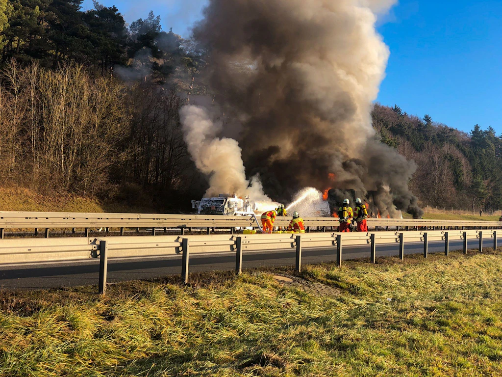 Sattelzug rammt US-Militärkonvoi auf Autobahn +++ Feuerwehr im Einsatz +++ Sorge wegen 2500 Litern Düsenkraftstoff