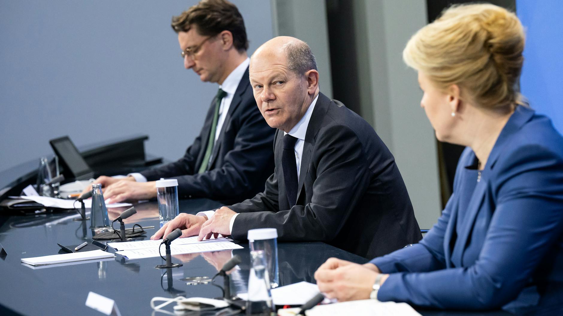 Bundeskanzler Olaf Scholz (M, SPD) mit Hendrik Wüst (l, CDU), Ministerpräsident von Nordrhein-Westfalen, und Franziska Giffey (SPD), Regierende Bürgermeisterin von Berlin. 
