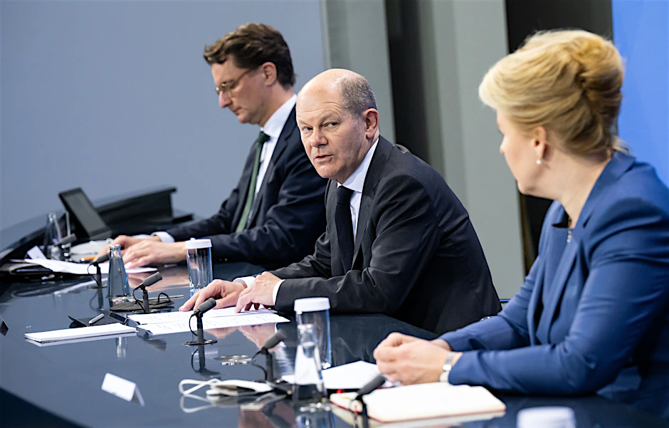 Bundeskanzler Olaf Scholz (M, SPD) mit Hendrik Wüst (l, CDU), Ministerpräsident von Nordrhein-Westfalen, und Franziska Giffey (SPD), Regierende Bürgermeisterin von Berlin.&nbsp;