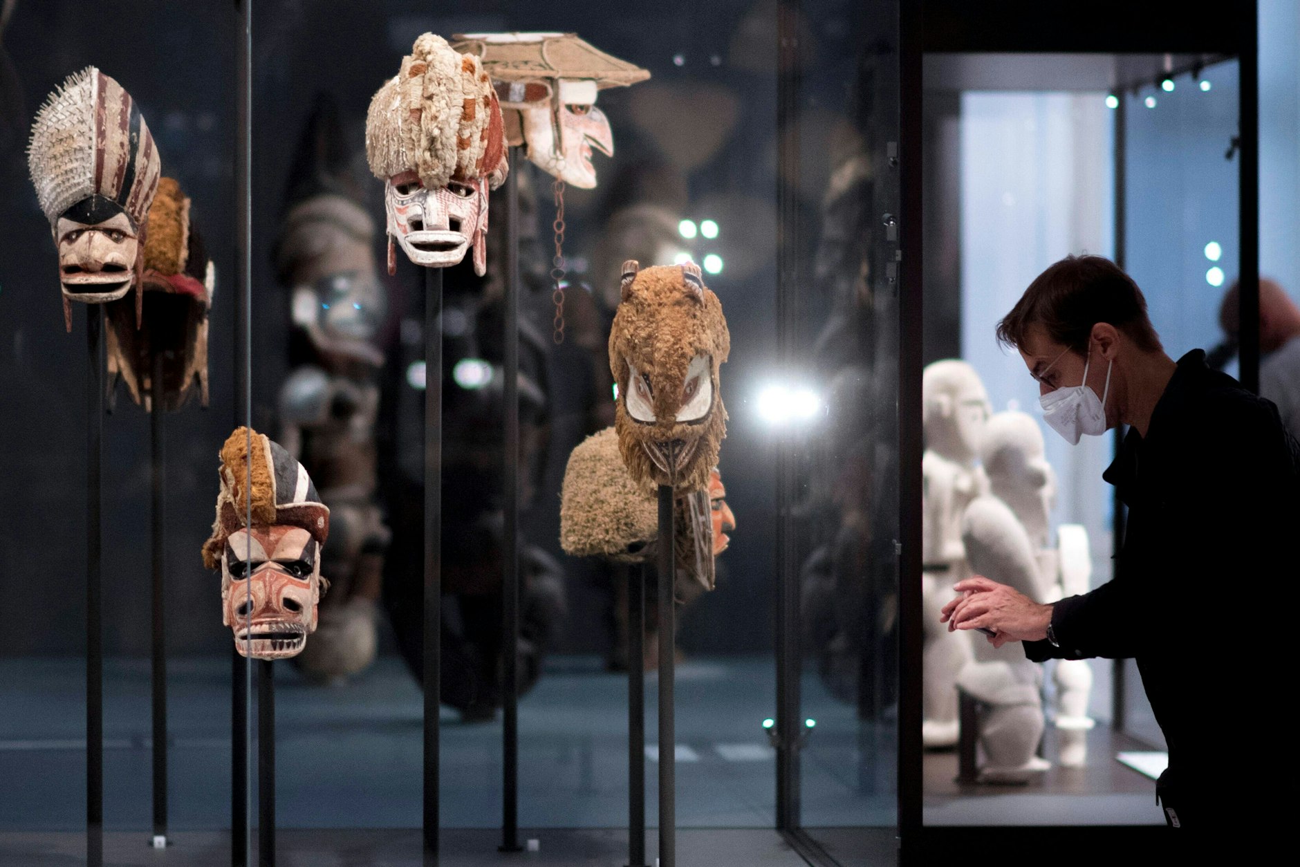 Vitrine mit Masken aus Ozeanien im Humboldt-Forum in Berlin.&nbsp;