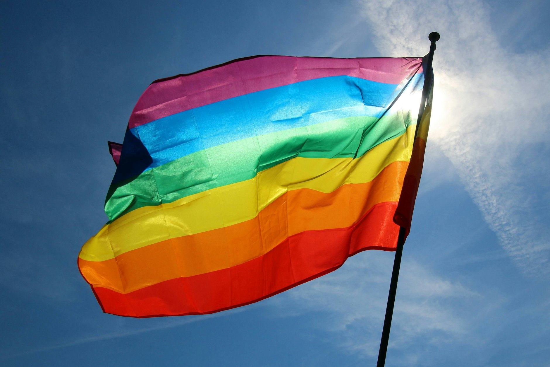 Eine Regenbogenflagge weht im Wind.&nbsp;