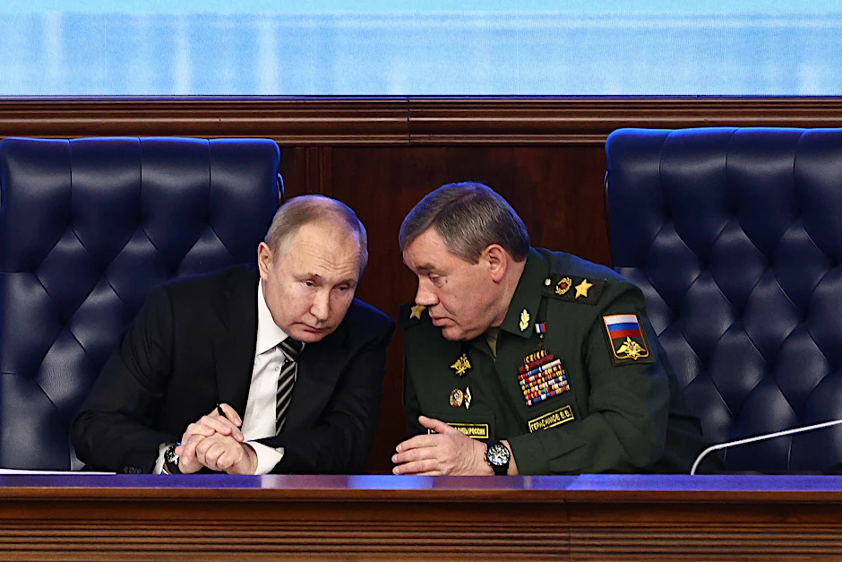 Russlands Präsident Wladimir Putin mit General Gerasimow.