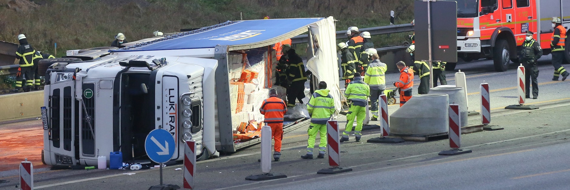 Einsatzkräfte nach einem Lkw-Unfall auf einer Autobahn. Was wäre, wenn aufgrund zu vieler Erkrankungen nicht genug Feuerwehrleute vor Ort sein könnten?