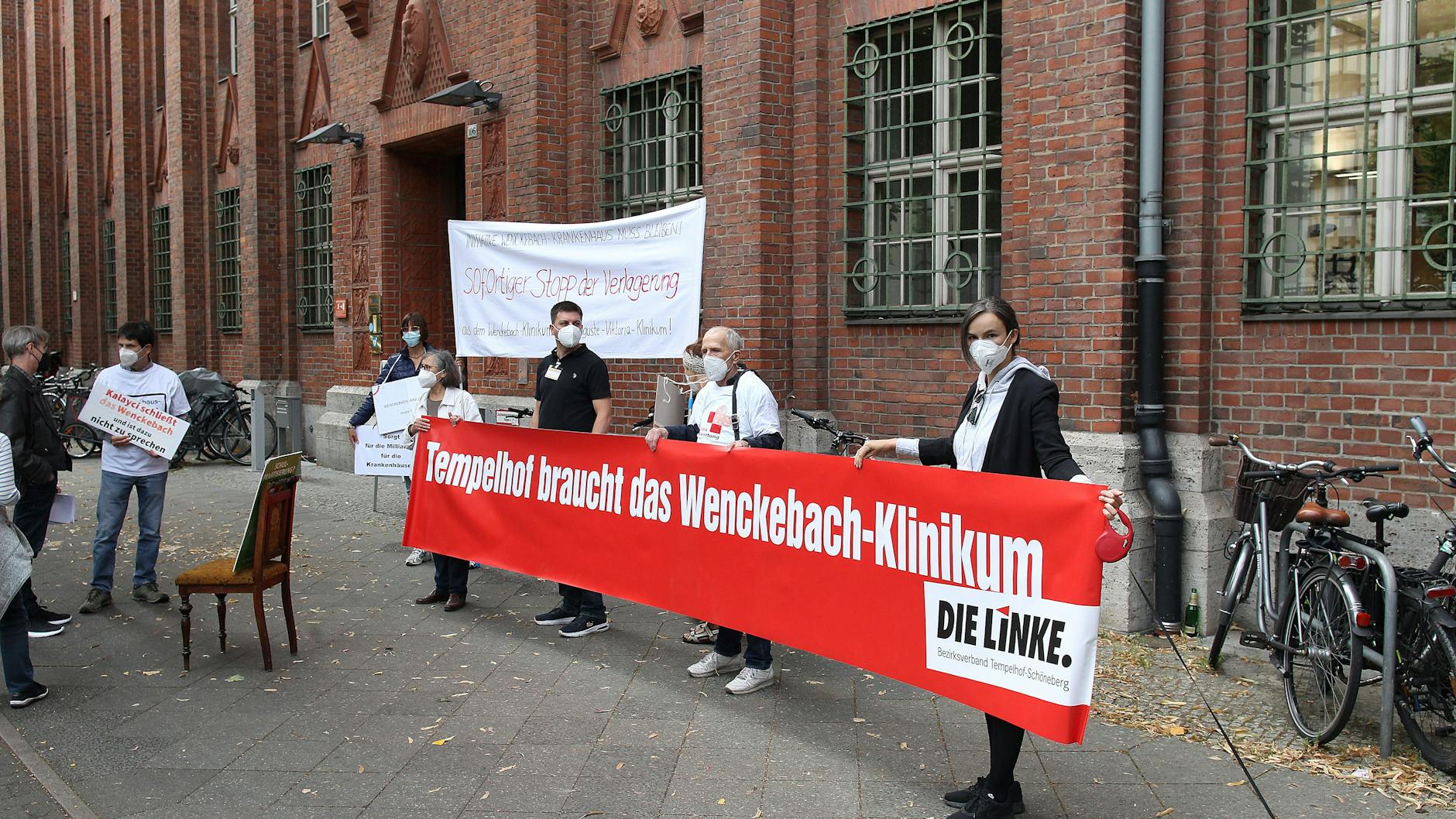 Signal an die Berliner Gesundheitsverwaltung: Demonstranten zeigen Transparente, auf denen sie den Erhalt des Wenckebach-Klinikums fordern.
