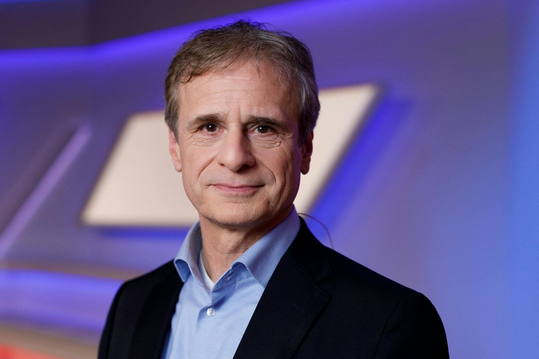 Alexander Kekulé, Direktor des Medizinischen Instituts für Mikrobiologie am Universitätsklinikum Halle, geht davon aus, dass sich „innerhalb weniger Wochen“ ein Großteil der deutschen Bevölkerung mit Omikron infizieren werde. 