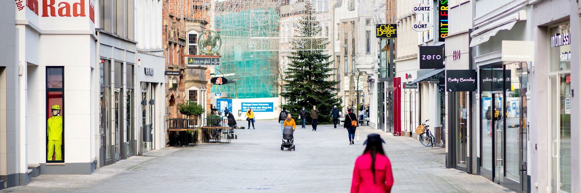 Wie hier in Oldenburg gehen viele Menschen auch ohne offiziellen Lockdown nicht mehr auf die Straße.