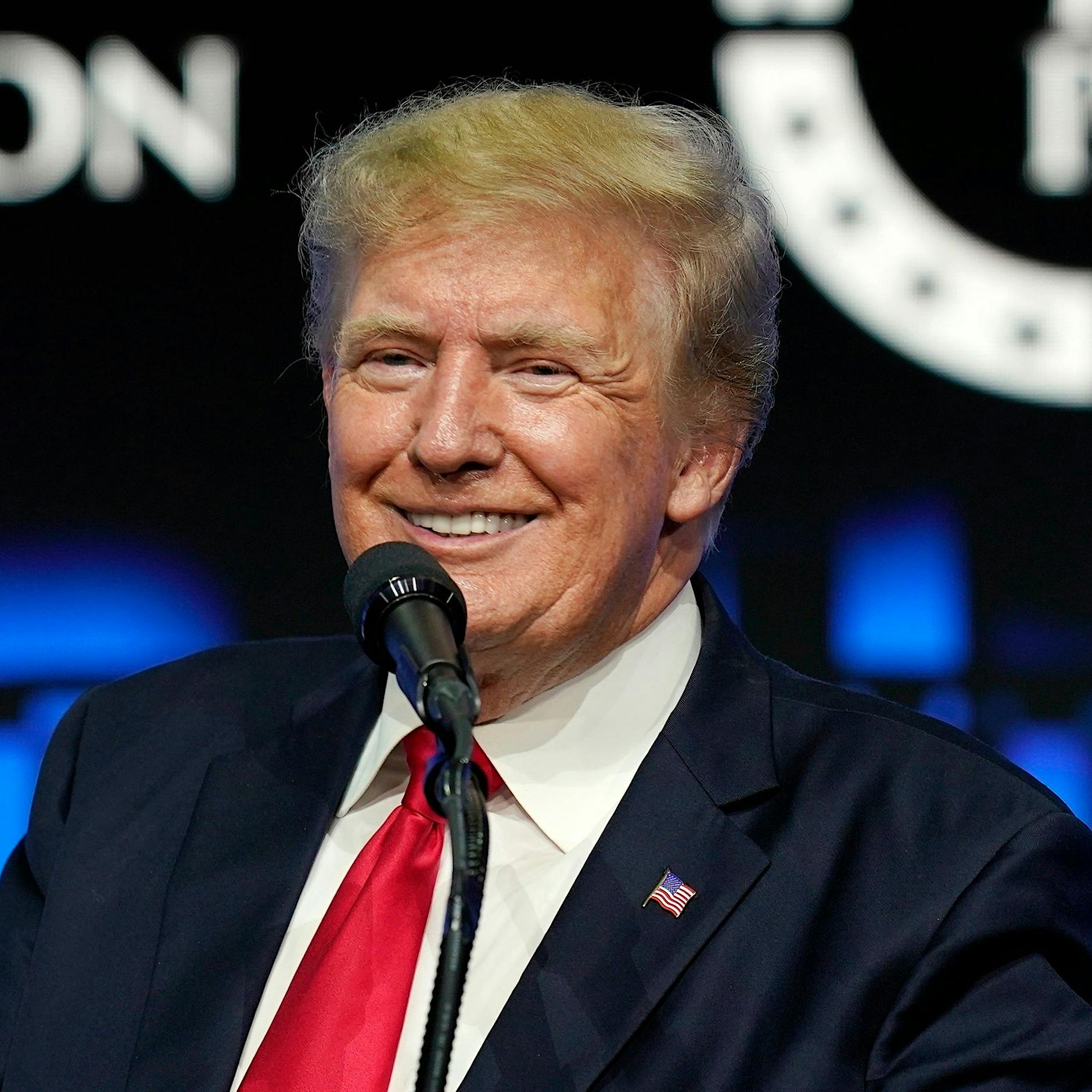 Trump offenbart Boosterimpfung – und wird ausgebuht