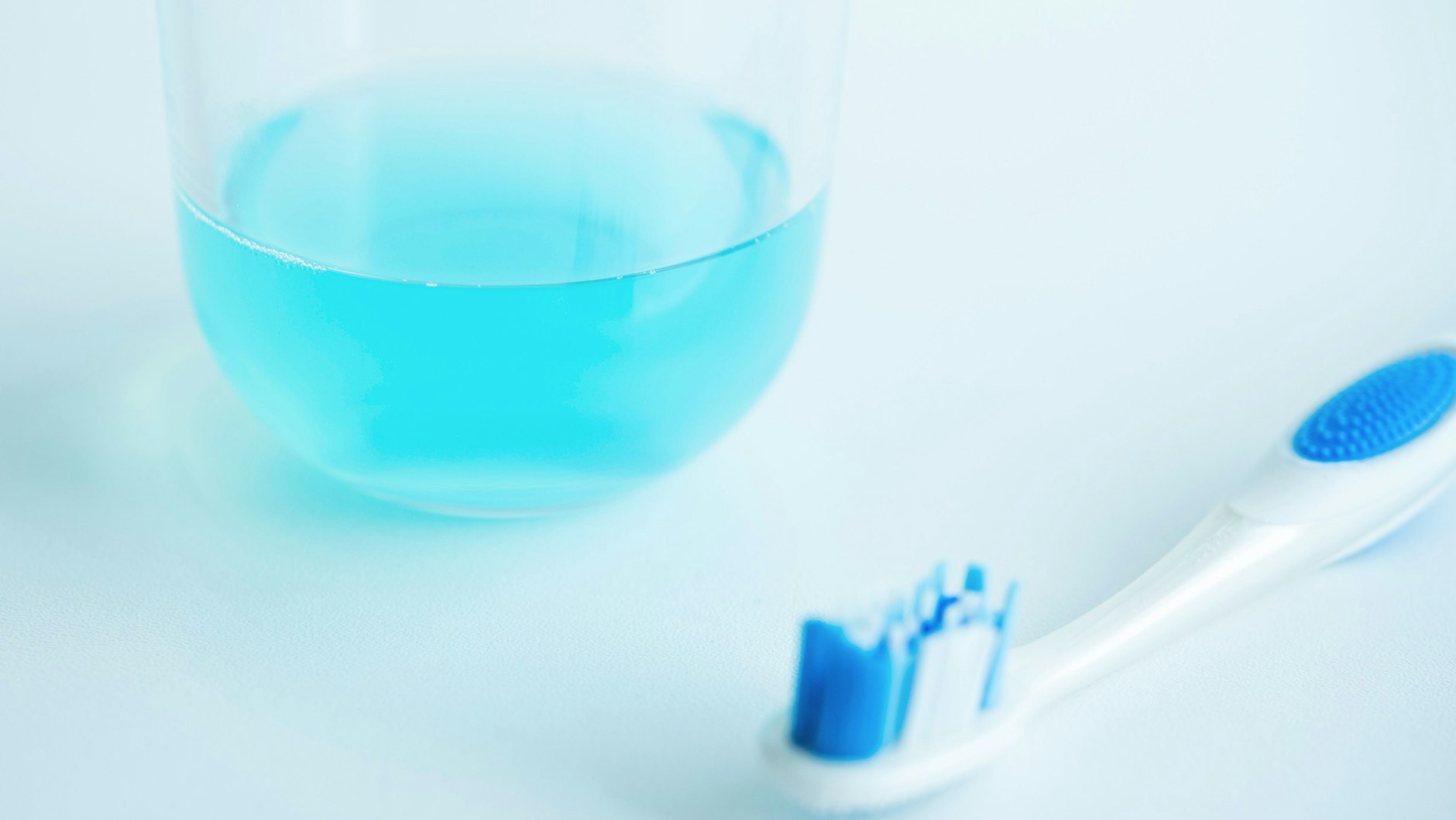 Zähneputzen, Mundspülung - ein guter Anfang, um schlechten Atem zu bekämpfen.