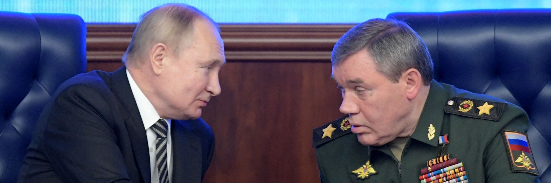 Der russische Präsident Wladimir Putin mit Generalstabs-Chef Waleri Gerassimow. 