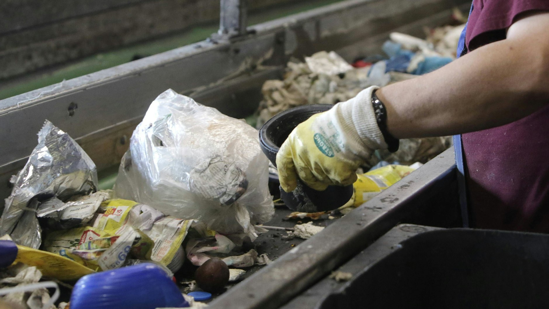 Das Band einer Sortieranlage: Tannenbaumnetze können sich hier verhaken und den Betrieb aufhalten.
