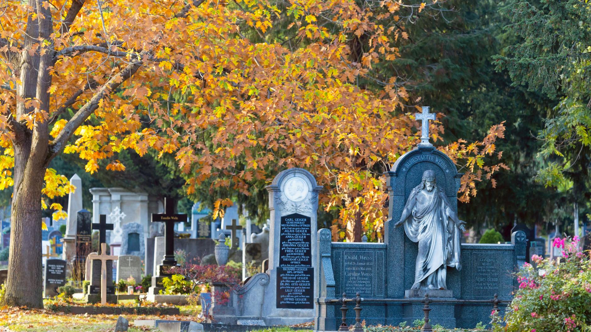 Die Bestattungsberechtigten können die Kosten in gewissem Umfang von den Erben ersetzt bekommen (Symbolbild).