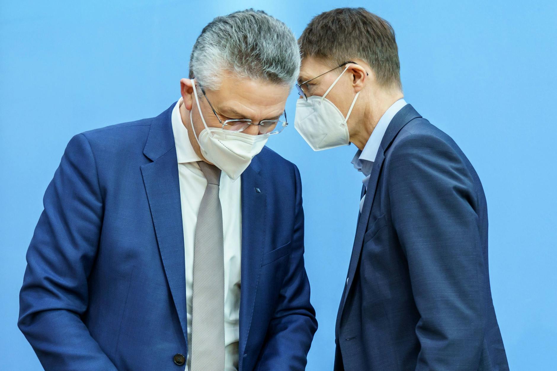 RKI-Chef Lothar Wieler und Gesundheitsminister Karl Lauterbach. Noch bleibt abzuwarten, ob und wenn ja, die RKI-Maßnahmen in politische Beschlüsse überführt werden (Archivbild). 