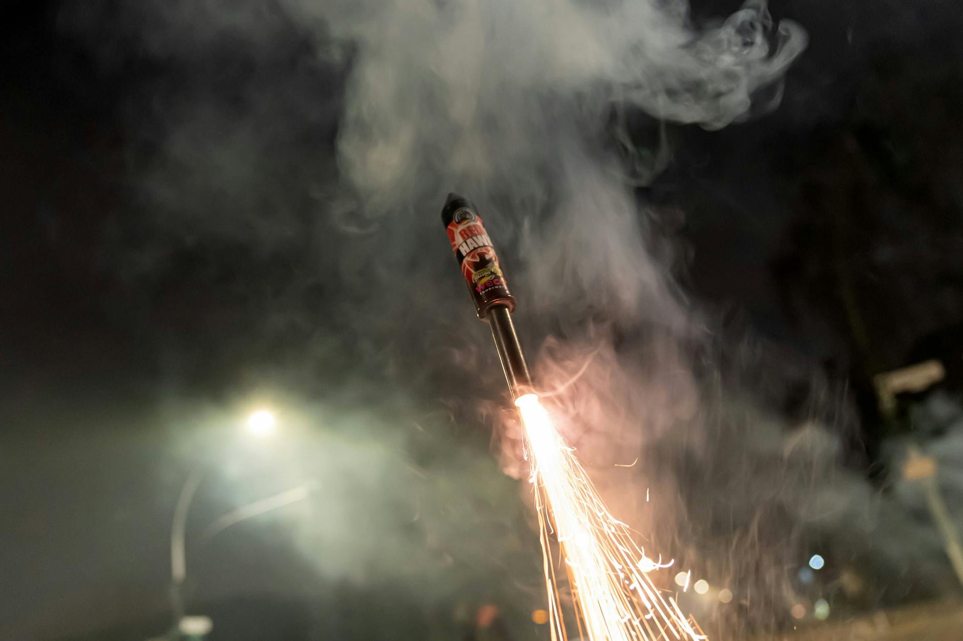 Der 23-Jährige ließ sich filmen, wie er eine Rakete in ein Fenster schoss.