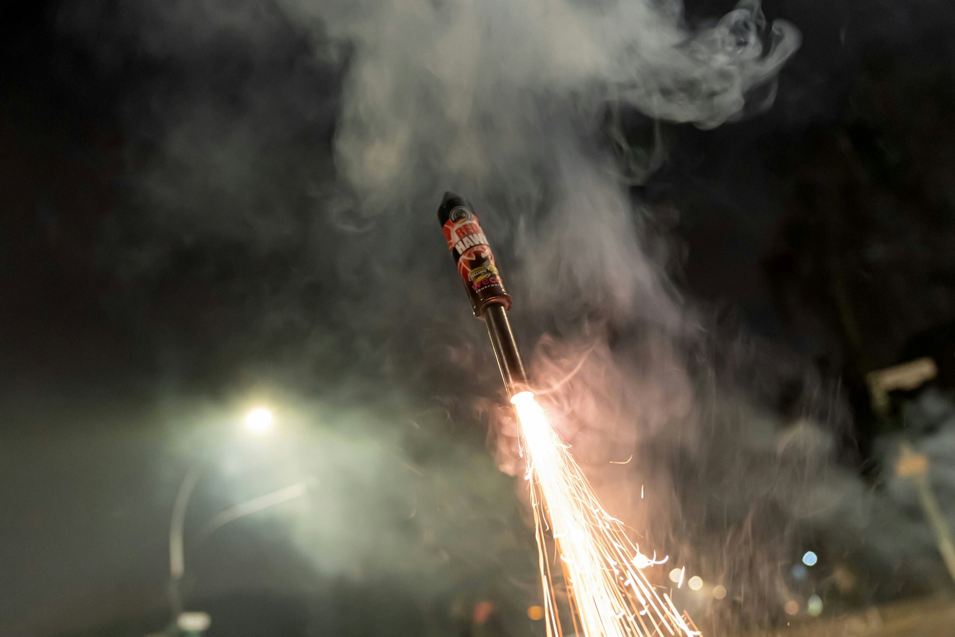 Der 23-Jährige ließ sich filmen, wie er eine Rakete in ein Fenster schoss.