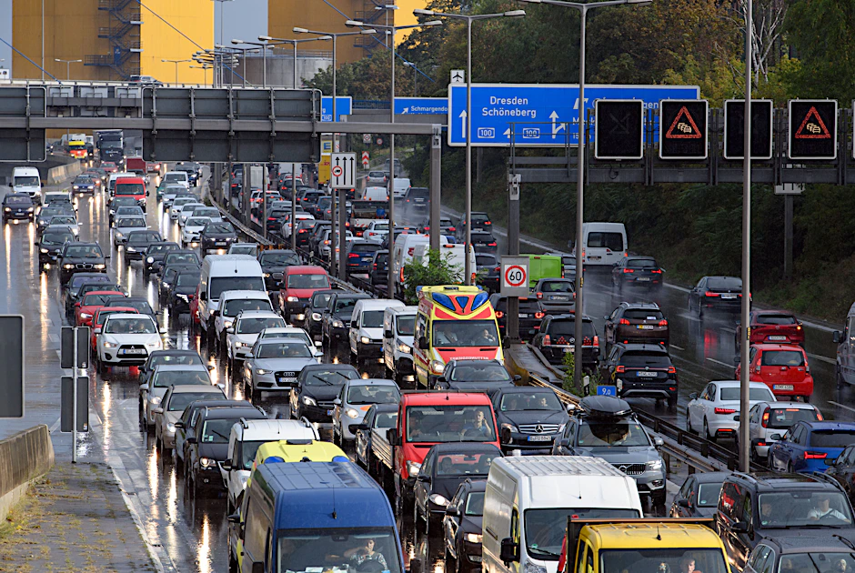 Mobilitätswende, welche Mobilitätswende? Stau auf der A100 in Berlin. Sie ist eine der am stärksten befahrenen Autobahnen Deutschlands – obwohl parallel die S-Bahn fährt.