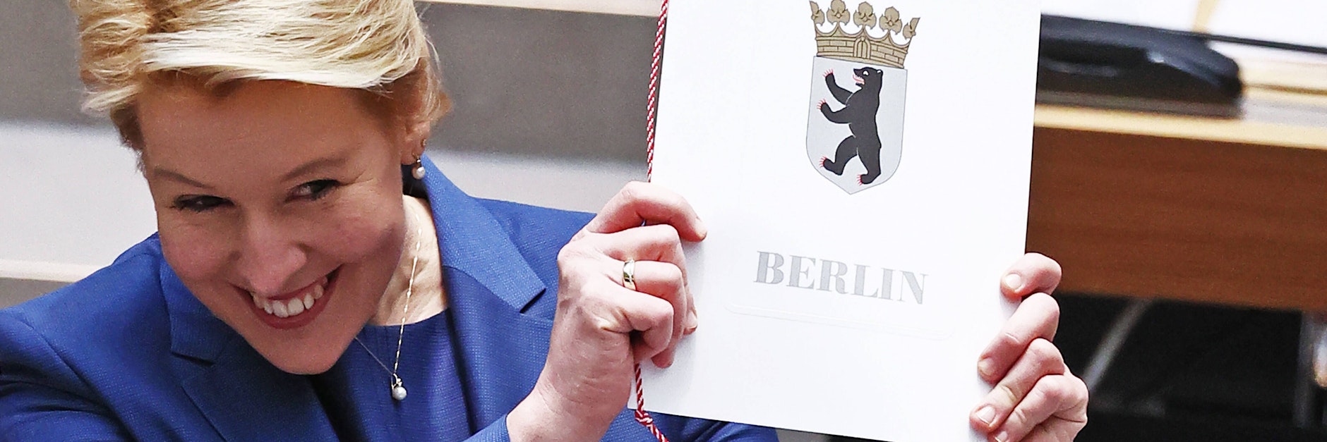 Franziska Giffey mit Urkunde nach der Wahl zur neuen Regierenden Bürgermeisterin.