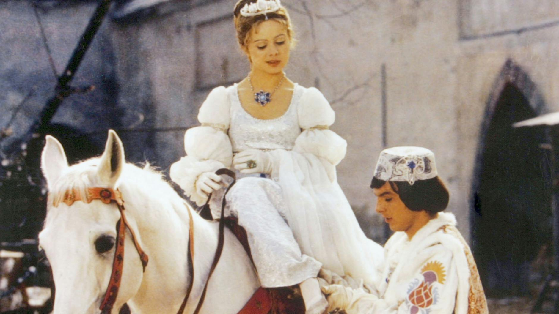 „Drei Haselnüsse für Aschenbrödel“ ist seit Jahrzehnten einer der beliebtesten Weihnachtsfilme.