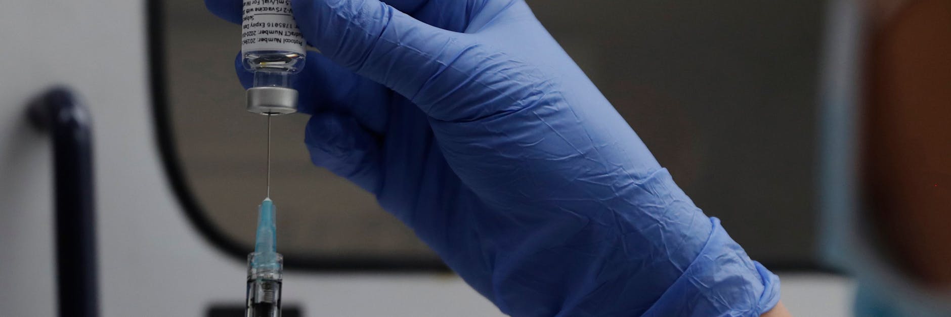 Eine Pflegekraft zieht eine Dosis mit dem Corona-Impfstoff von Novavax auf.