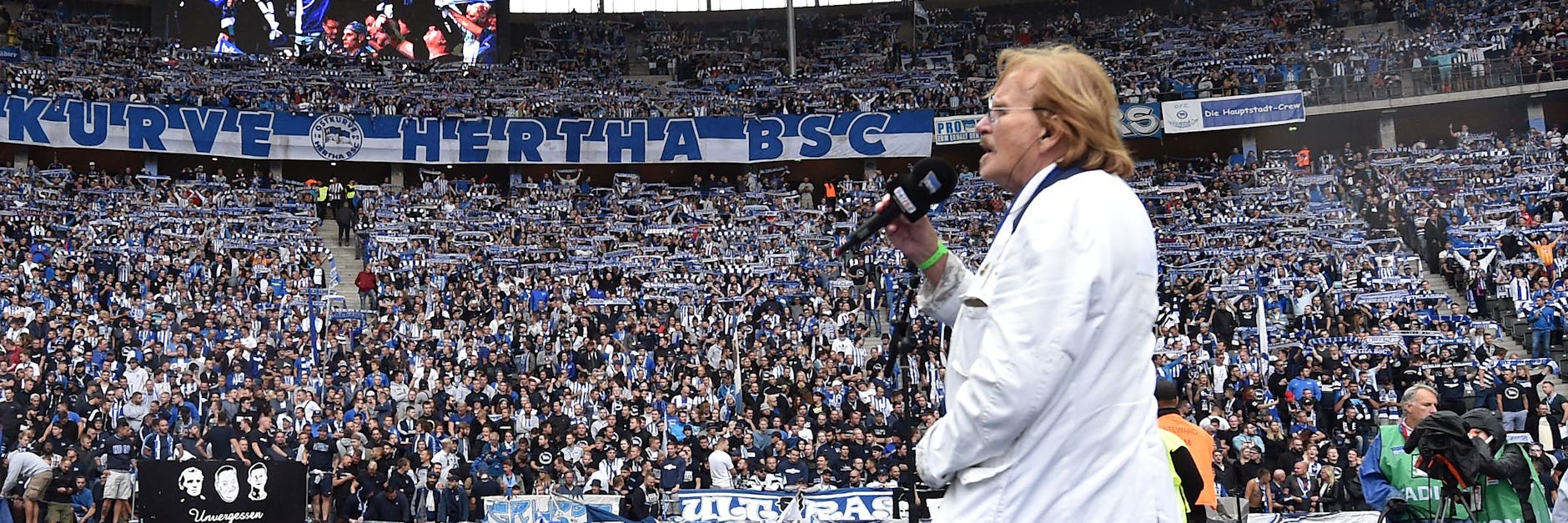Fast zu schön, um wahr zu werden: Frank Zander singt zu seinem 80. Geburtstag vor der vollen Ostkurve im Olympiastadion. Mit Bochum wäre auch ein passender Gegner da, jetzt muss nur noch Corona mitspielen ....
