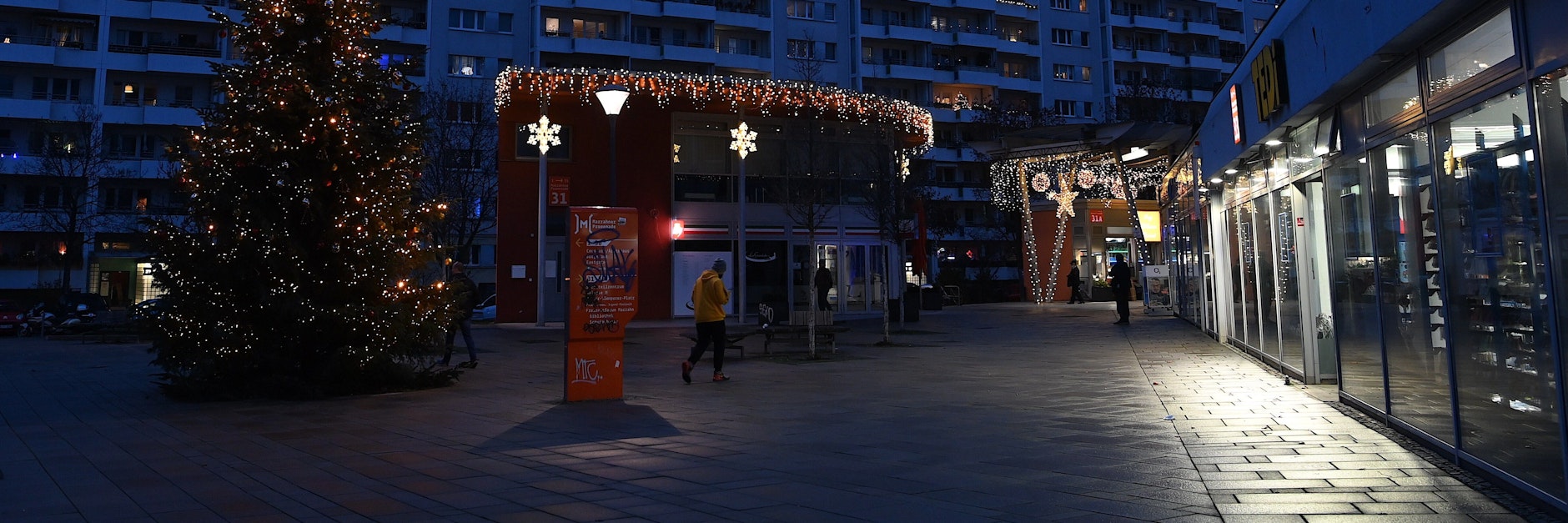 Tristesse in der weihnachtlich illuminierten Marzahner Promenade